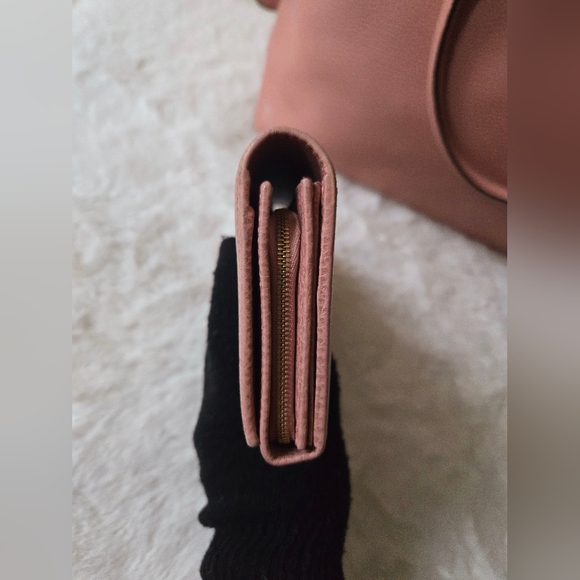 Gucci Dollar Swing Continental Wallet - Picture 5 of 15